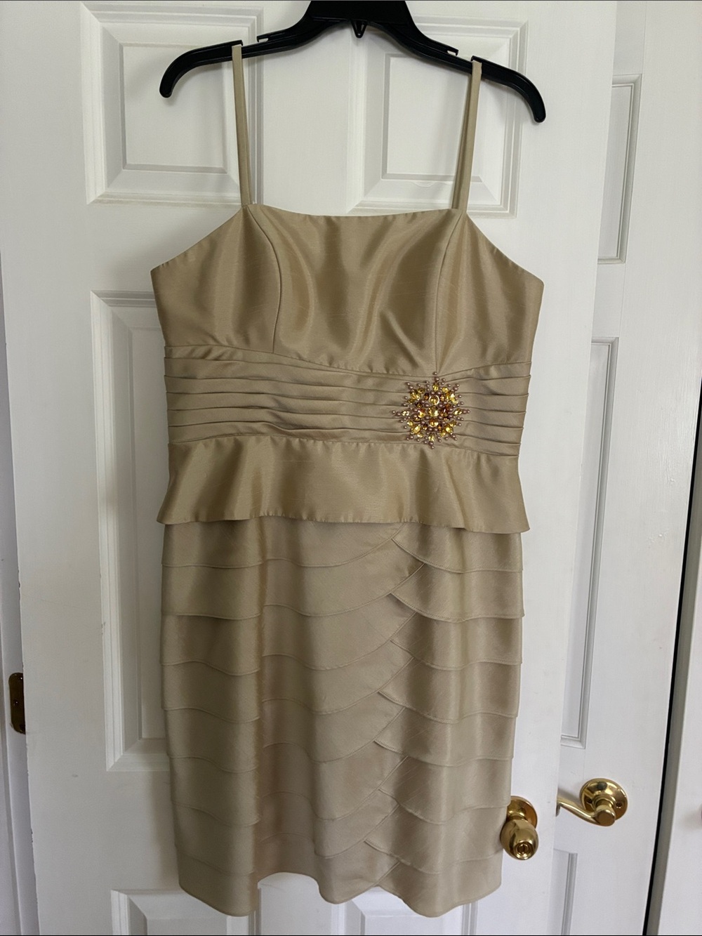 Jessica Howard Tan Tiered Peplum Midi Dress with Jeweled Brooch - Picture 3 of 10